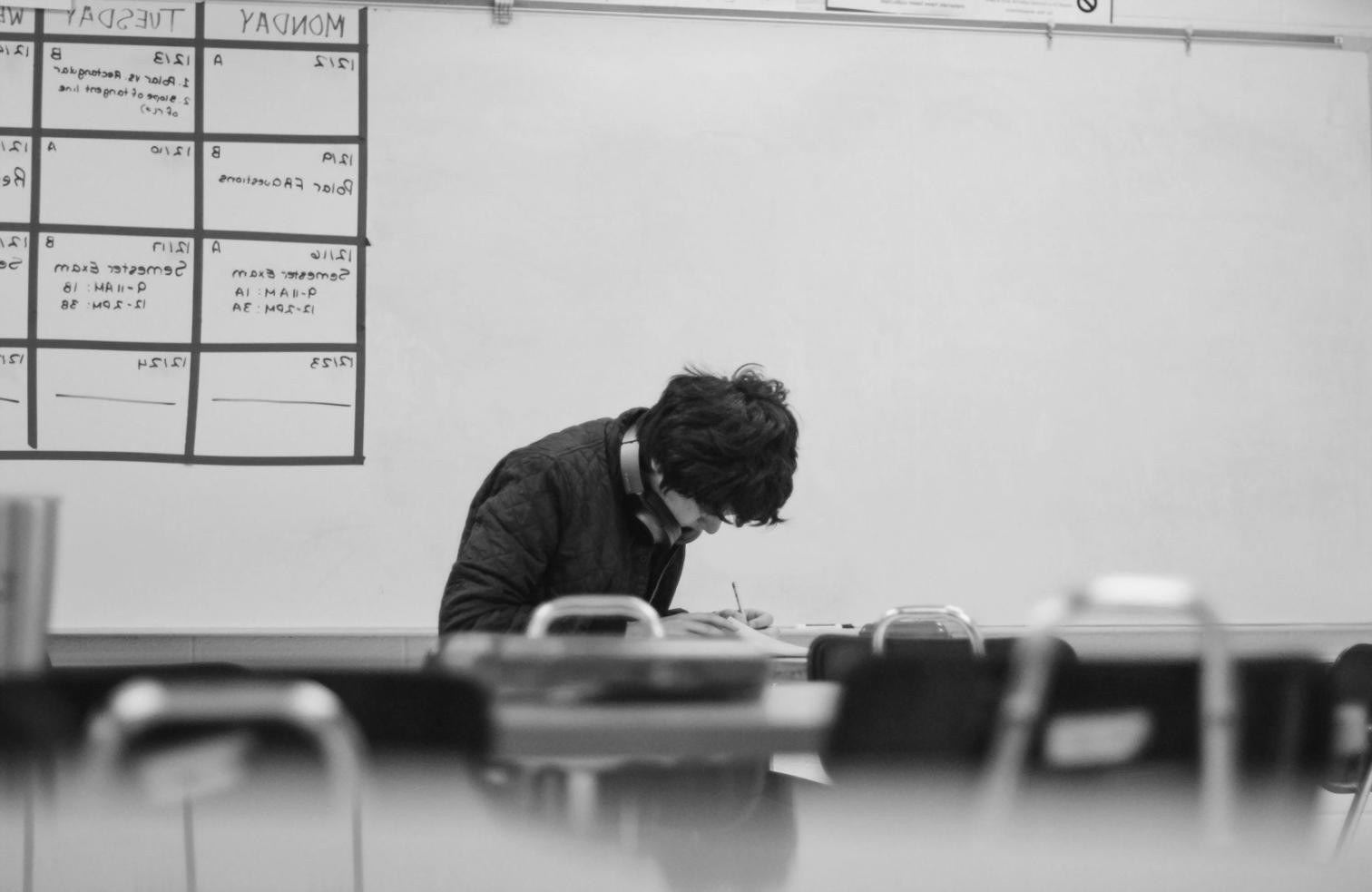 Session de formation en gestion budgétaire avec participants travaillant sur des études de cas réels